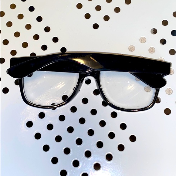 Black non-prescription glasses - Picture 2 of 3